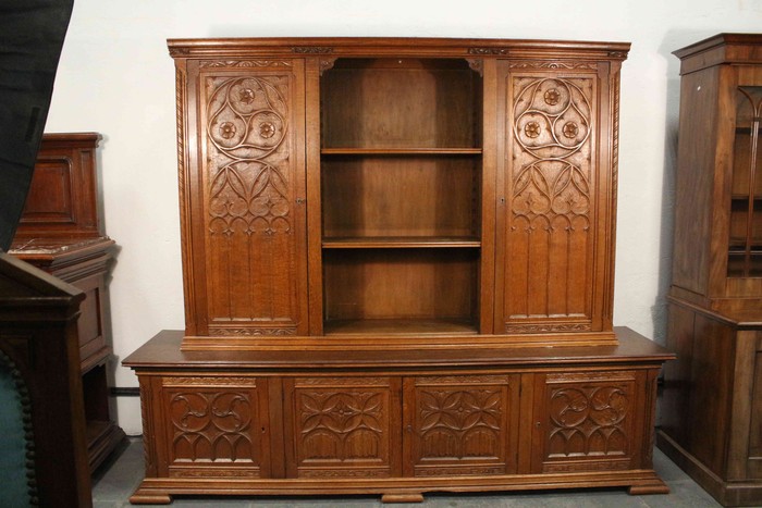 Антикварный книжный шкаф в неоготическом стиле 1910-х гг. 