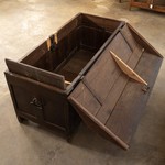 Антикварный сундук с резными филенками 1730-х гг. 