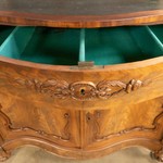 Антикварный сервант с фигурным верхним поликом 1860-х гг. 