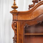 Антикварная витрина с фигурным навершием 1850-х гг.