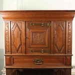 Антикварный поставец с витыми ножками 1890-х гг. 