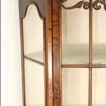 Антикварная витрина на изящных ножках-кабриоль 1890-х гг. 