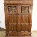 Антикварный шкаф со сквозными дверцами 1800-х гг. 