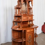 Антикварный сервант светлого дуба с ярусным навершием 1870-х гг. 
