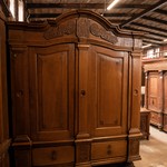 Антикварный свадебный шкаф светлого дуба 1780-х гг. 