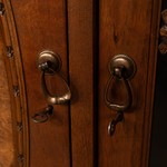 Антикварный сервант светлого ореха с раскрепованным фасадом 1880-х гг. 