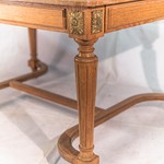 Антикварный стол с фигурными проногами