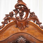 Антикварная витрина с фигурным навершием 1850-х гг.