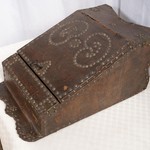 Антикварный сундучок с латунным убранством 1870-х гг. 