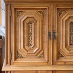 Старинный итальянский шкаф с геометричной резьбой