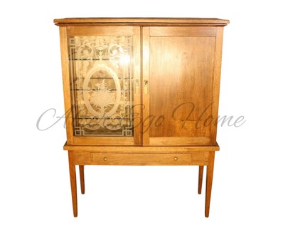 Антикварный шкаф на высоких ножках 1920-х гг. 