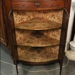 Антикварный угловой шкаф с разомкнутым фронтоном 1760-х гг.