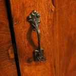 Пара антикварных шкафов светлого ореха 1840-х гг. 