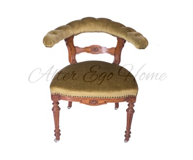 Антикварное кресло с резными розетками
