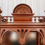 Антикварный сервант светлого дуба с ярусным навершием 1870-х гг. 