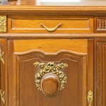 Антикварный буфет с фигурной расстекловкой и декоративными венками 1870-х гг. 