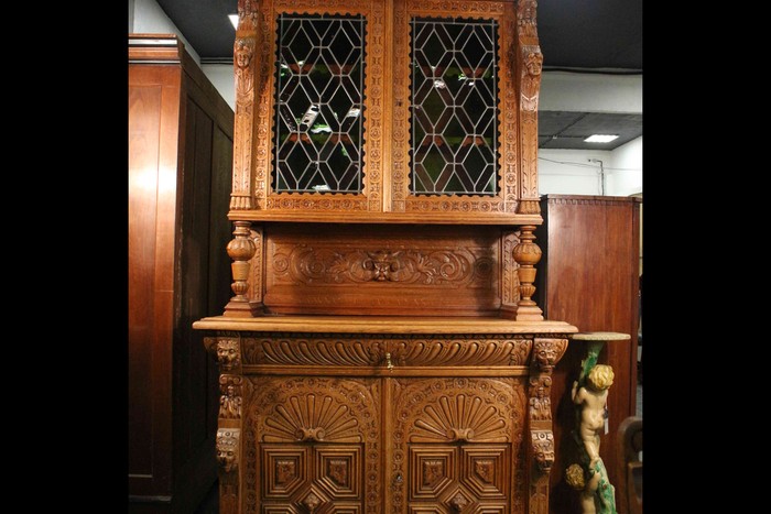 Антикварный буфет в мехеленском стиле 1860-х гг.  