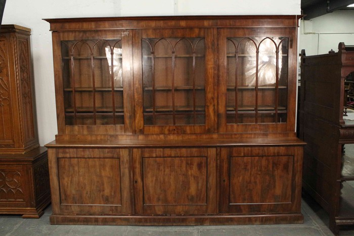 Антикварный книжный шкаф с арочным декором 1860-х гг. 