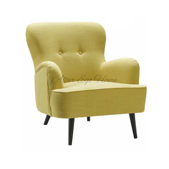 Нежно-желтое низкое кресло с двумя пуговицами