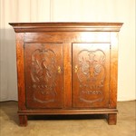 Антикварный шкаф с гербовыми композициями 1750-х гг. 