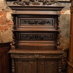 Антикварный буфет с открытыми полками и резными фигурами 1850-х гг. 