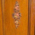 живописная композиция на дверях шкафа