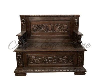 Антикварная скамья с резным гербовым щитком на спинке 1880-х гг. 