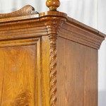 Антикварный немецкий шкаф-секретер из ореха с витыми колоннами