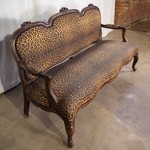 Антикварный диван с резным декором