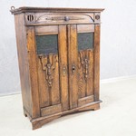 Антикварный настенный шкаф с резными композициями 1890-х гг.