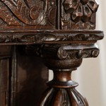 Антикварный английский шкаф с резным фасадом 1680-х гг. 