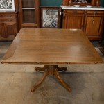 Антикварный столик с круглой столешницей 1950-х гг. 