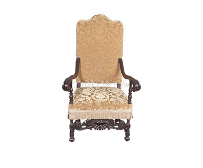 Старинное кресло с высокой спинкой и деревянными подлокотниками 
