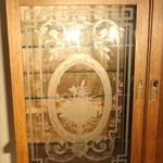 Антикварный шкаф на высоких ножках 1920-х гг. 