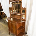 Антикварная витрина с открытыми боковыми полками 1890-х гг. 