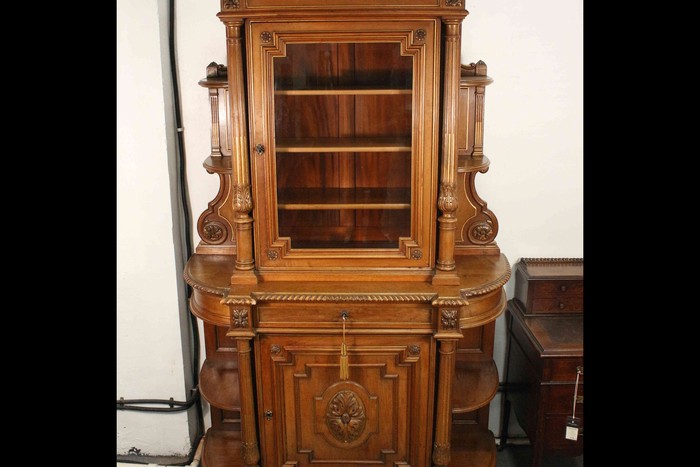 Антикварный одночастный буфет с резным навершием 1870-х гг. 