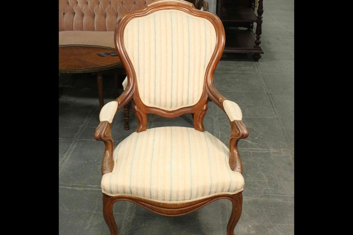 Антикварное кресло в стиле неорококо 1850-х гг. 