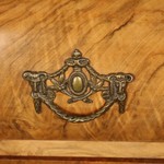 Антикварная горка фактурного ореха 1870-х гг. 