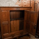 Антикварный дубовый шкаф с инициалами 1680-х гг. 