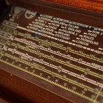 Антикварный шкаф со встроенным проигрывателем 1940-х гг. 