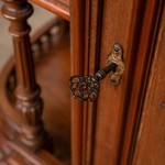 Антикварный сервант светлого дуба с ярусным навершием 1870-х гг. 
