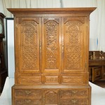 Антикварный трёхстворчатый шкаф с резьбой 1680-х гг.