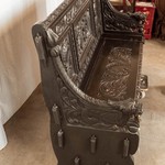 Антикварная скамья в стиле неоренессанс с резными композициями 1870-х гг. 