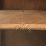 Антикварный чайный столик со стеклянными дверцами 1910-х гг. 