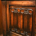 Антикварный сервант с резным убранством 1920-х гг. 