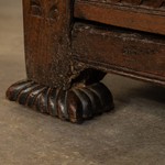 Антикварный английский шкаф с резным фасадом 1680-х гг. 