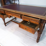 Антикварный письменный стол с кожаной отделкой