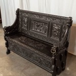 Антикварная скамья в стиле неоренессанс с резными композициями 1870-х гг. 