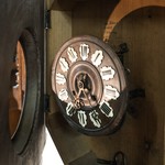 Антикварные настенные часы в классическом стиле