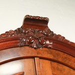 Антикварная горка с фигурной линией фасада 1900-х гг. 